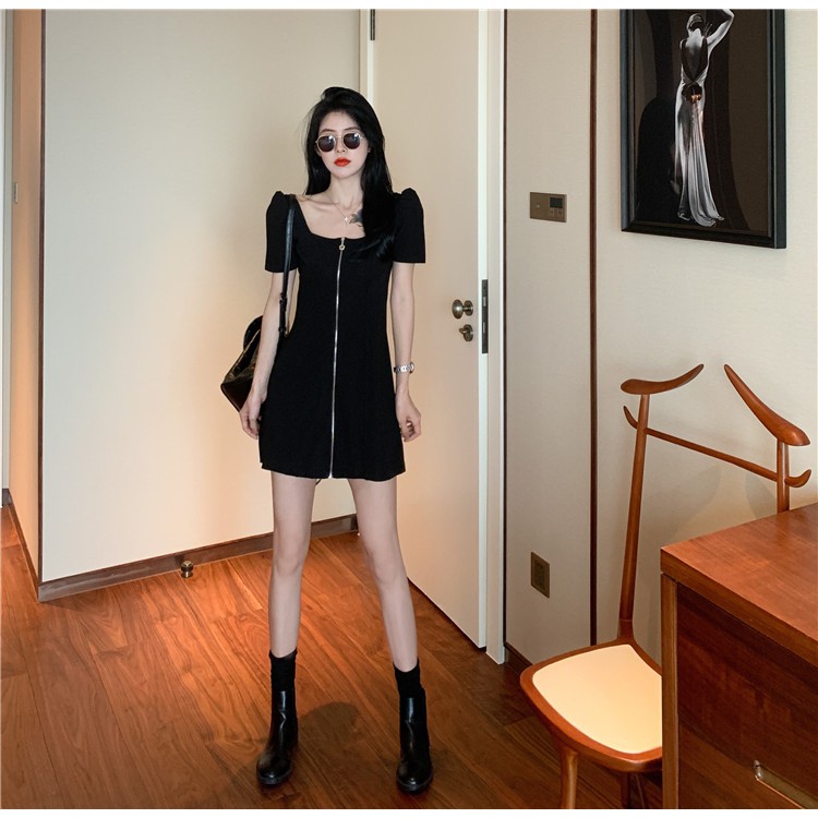 Đầm đen cổ vuông dây kéo khóa trước