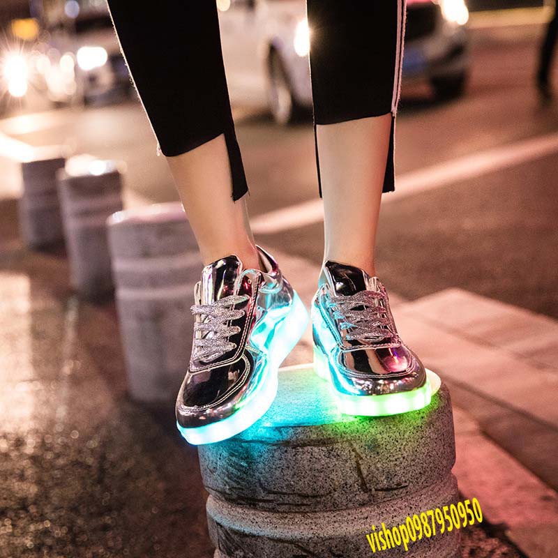 Giày phát sáng màu bạc bóng phát sáng 7 màu 8 chế độ đèn led cực đẹp (có video) mã QH4  Xđẹp | BigBuy360 - bigbuy360.vn