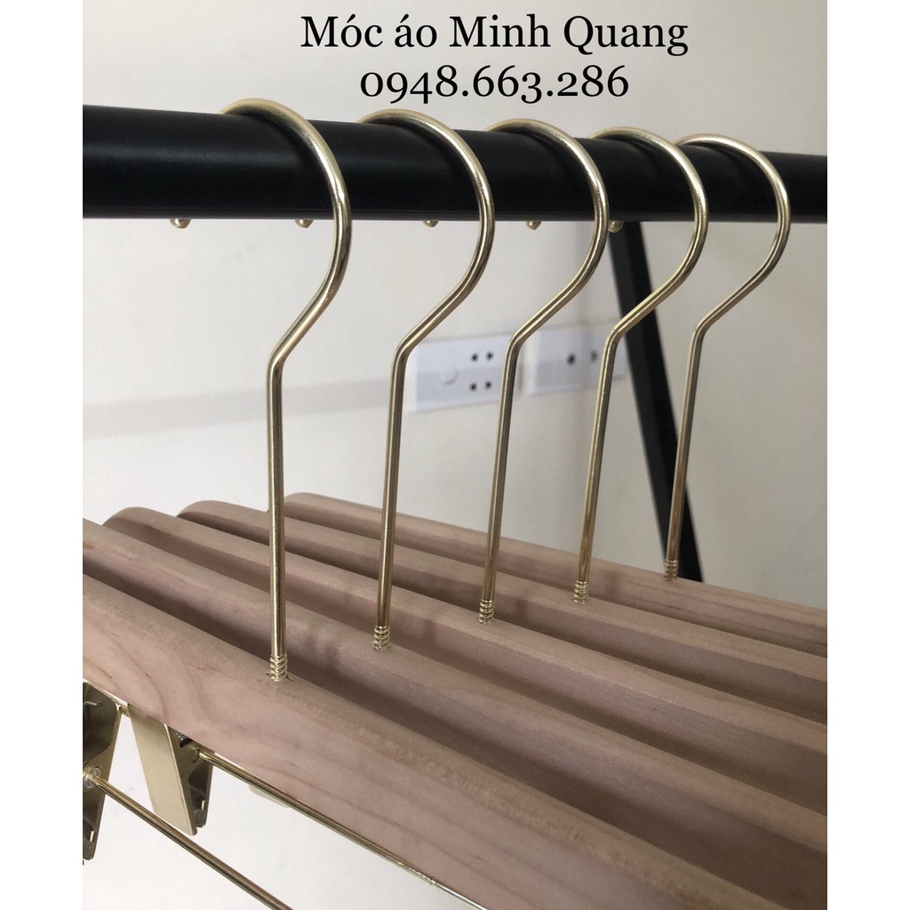 móc treo quần áo-kẹp gỗ mộc đầu kẹp mạ vàng có thanh ngang giúp tùy chỉnh độ rộng hẹp dễ dàng hơn