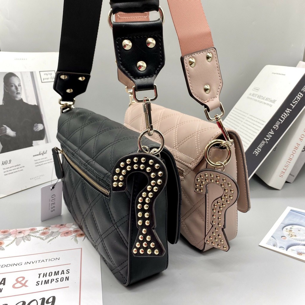 TÚI XÁCH GUESS CHẦN KHOÁ VUÔNG