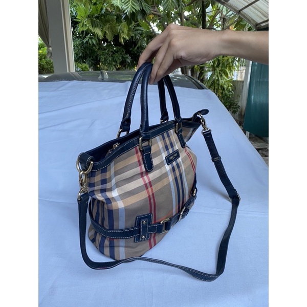 Túi chuẩn si. Túi qua sử dụng. Khách vui lòng xem hình nếu muốn biết thêm thông tin sản phẩm mời khách vô chat. Thanks .