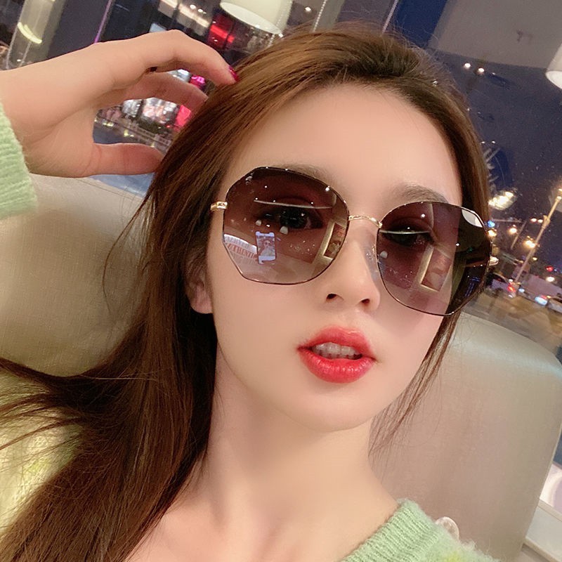 Mắt Kính Mát Nữ Gọng Kim Loại Chắc Chắn Tặng Hộp Đựng Khăn Lau