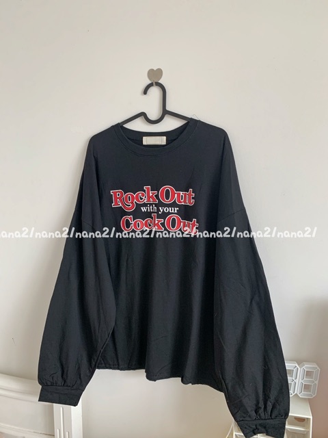 Pull dài tay chữ rock out