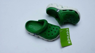 Sục crocs cho bé yêu