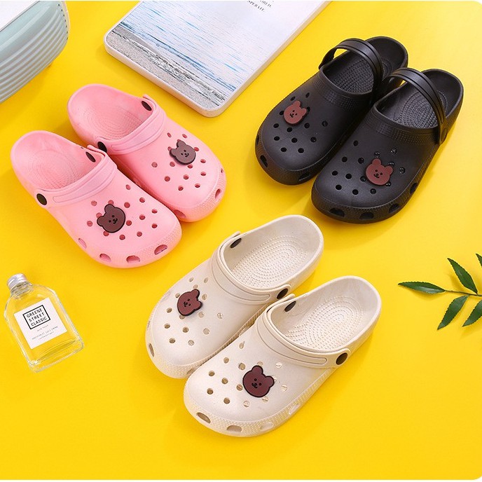 Dép crocs hình mặt gấu nâu kute, dép sục nam nữ hàn quốc siêu nhẹ đi mưa chống trơn cao cấp.