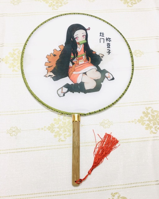Quạt kimetsu no yaiba cán gỗ vải lụa phong cách Nhật bản
