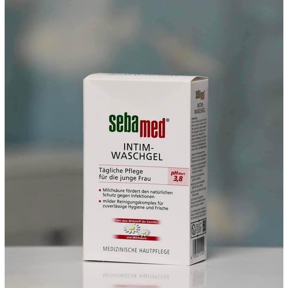 Dung dịch vệ sinh phụ nữ SEBAMED pH3.8 200ml làm sạch nhẹ nhàng an toàn.