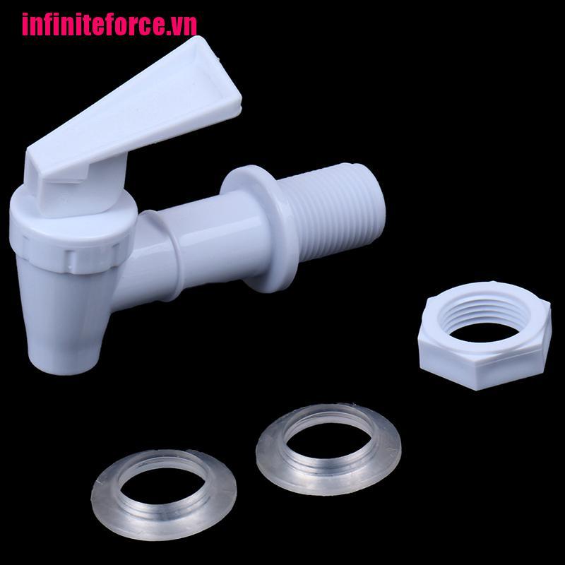 1 Cái Đổ Nước Bằng Nhựa