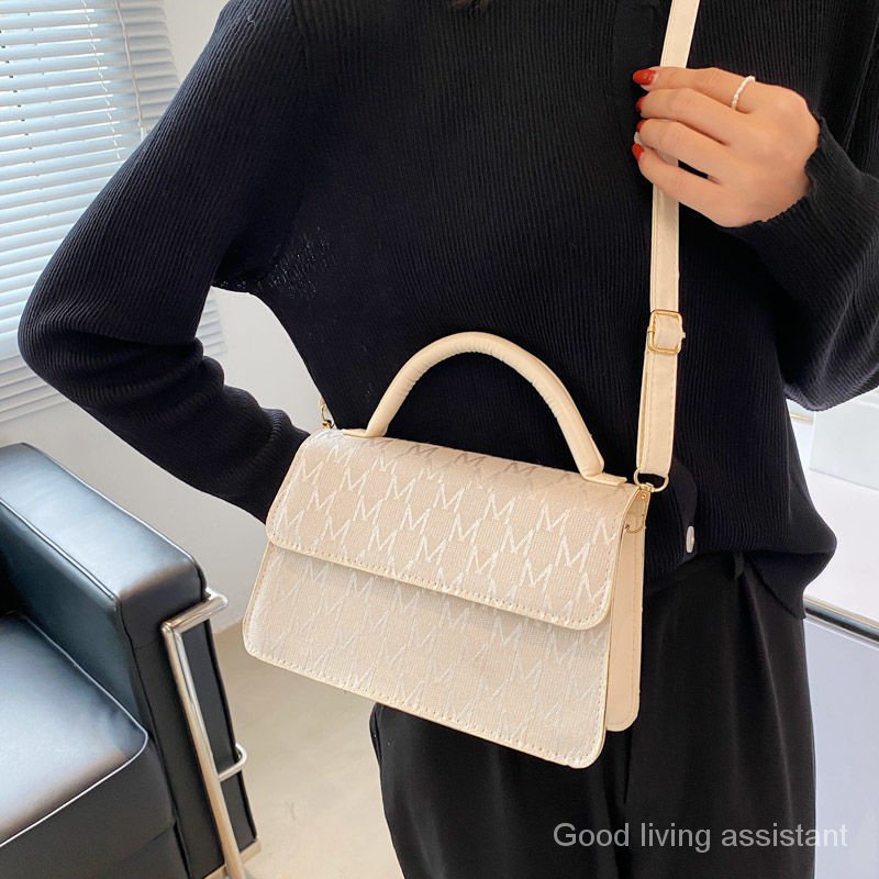 Túi đeo vai phong cách retro thời trang mùa hè