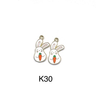 Charm kim loại thỏ ôm cà rốt