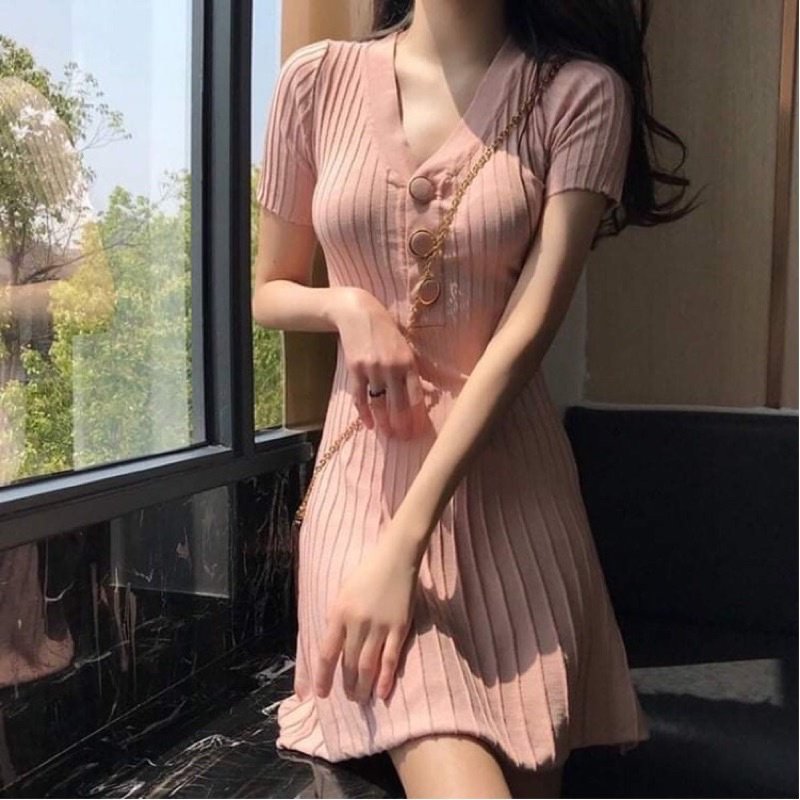 váy len gân form chữ A cổ V phong cách dịu dàng .