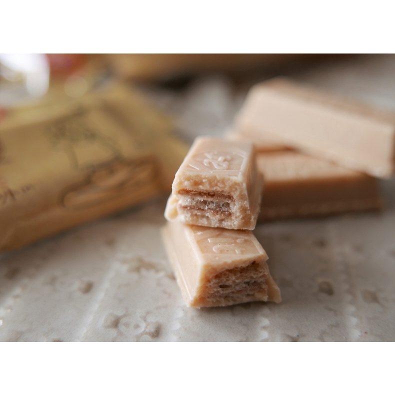 Bánh xốp phủ socola KitKat lúa mạch nhật bản đủ các vị gói 140gr [Date 8/2022]