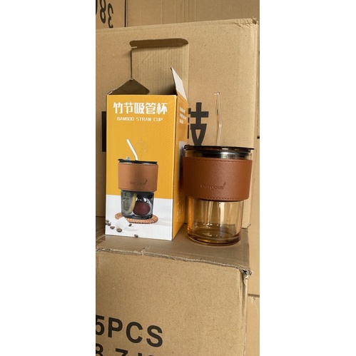 Cốc thuỷ tinh nắp nhựa kèm ống hút thuỷ tinh 500ml