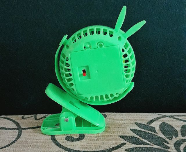 《HCM》 Đồ chơi cho trẻ quạt mini kẹp bàn , kẹp nôi cho bé những lúc mất điện , quạt sử dụng pin A-A