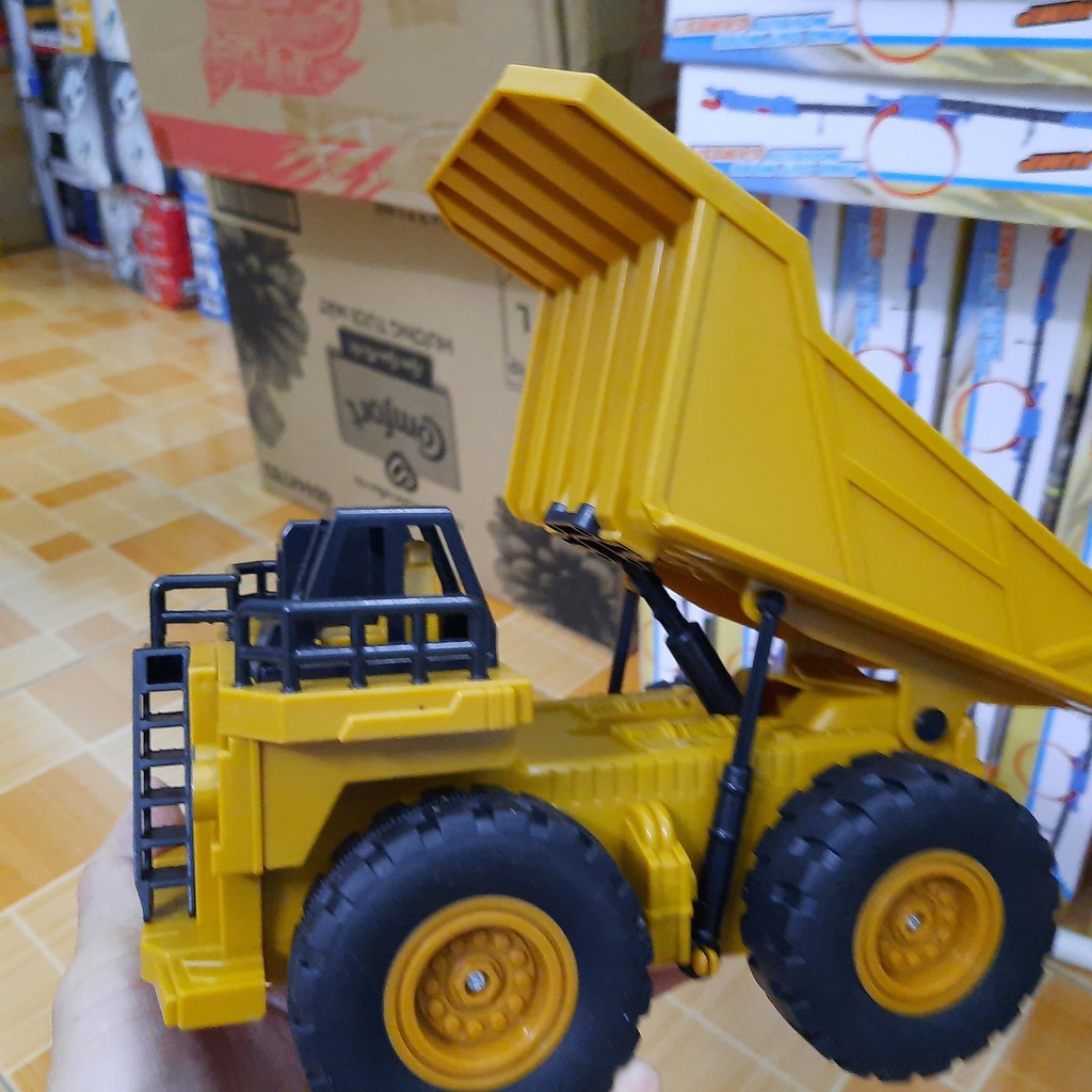 Xe tải dump truck 1:24 điều khiển từ xa sử dụng pin sạc 3.7v 14500 500mah sóng 2.4G