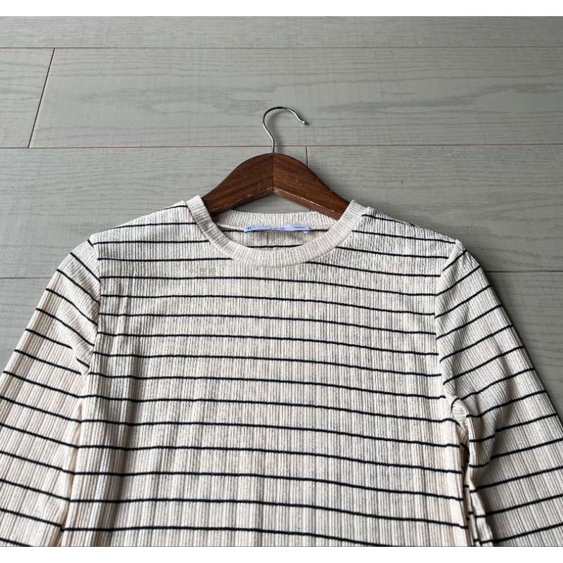 Áo knit ôm body kẻ sọc đen MNG