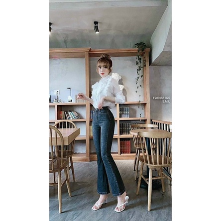 Quần jeans xanh ống loe
