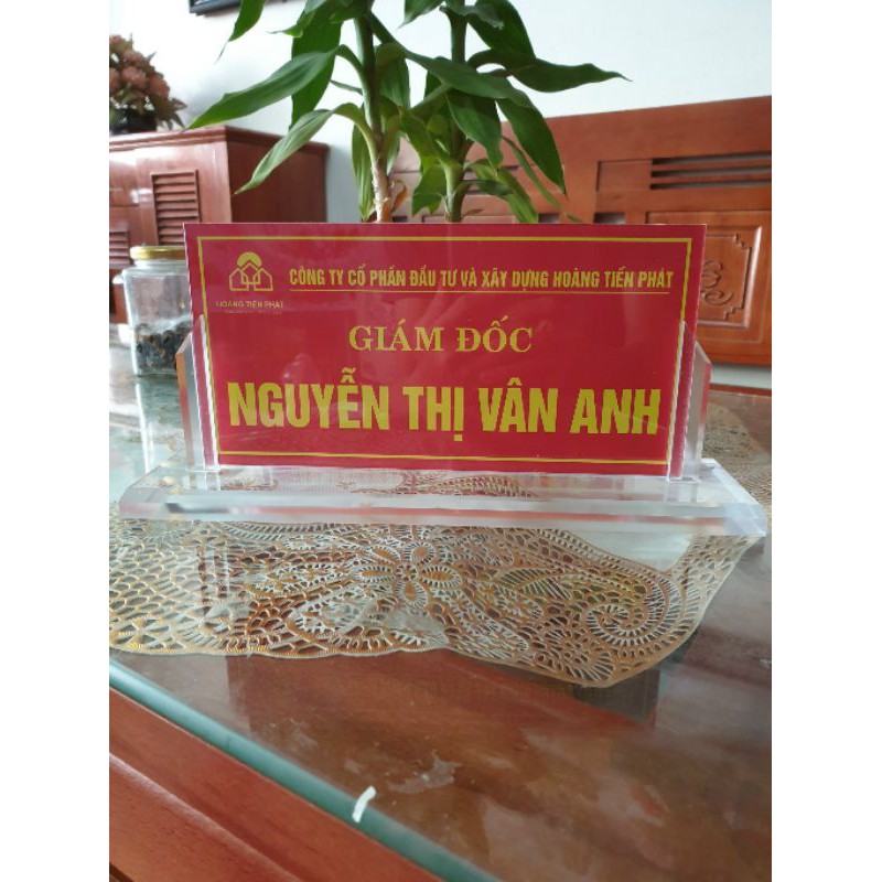 MICA CHAN VÁT kệ mica để bàn kích thước mặt biển (12*24), biển tên mica, bảng tên mica, kệ tên mica