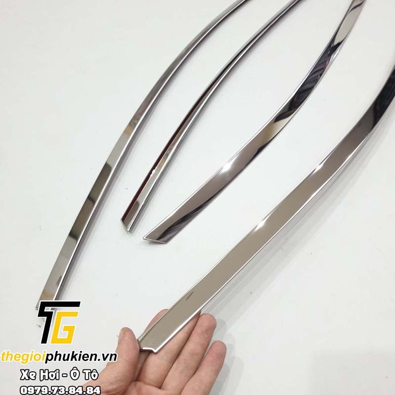 Nẹp viền chân kính, cong kính xe Hyundai Grand i10 2021-2022 chất liệu Inox sáng bóng