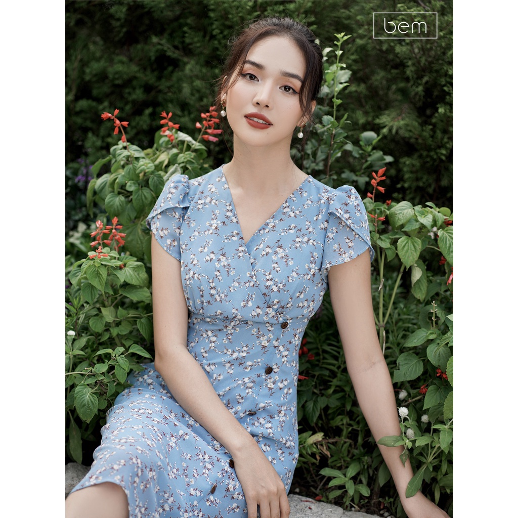 Đầm hoa xanh nút gỗ, xẻ tà Bem