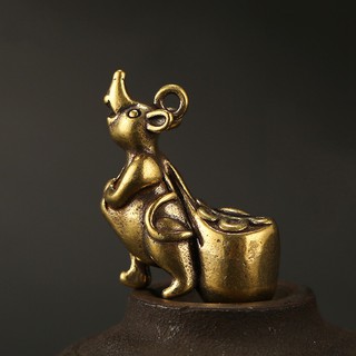 Tượng Trưng Bày Phong Thủy, Trang Trí Bằng Đồng Hình Chuột Kéo Bao Vàng (Kích cỡ: 3.9 x 2.8cm)