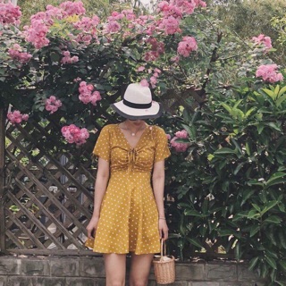 Đầm bi vàng nhúng ngực