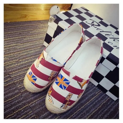 Giày slip on họa tiết