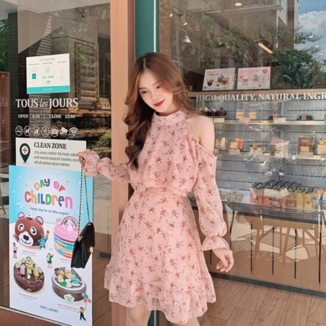 ĐẦM VOAN HỒNG HỞ VAI