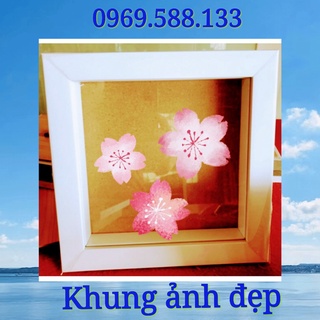 Khung ảnh vuông kích thước 15x15cm, mặt khung bằng mica. Tặng kèm chân để bàn, đinh móc treo.,,