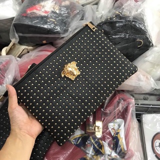 Ví cầm tay Versace đinh tán vàng