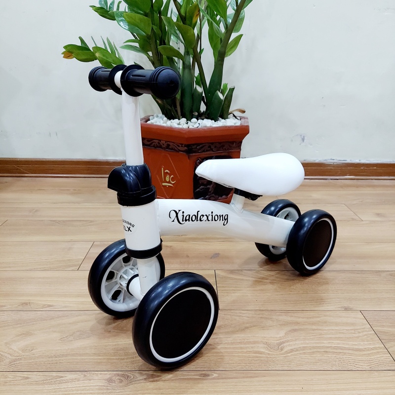 Xe chòi chân khung thép ghế da điều chỉnh cho bé từ 1 đến 2 tuổi Xe thăng bằng 4 bánh mini tự cân bằng DC026