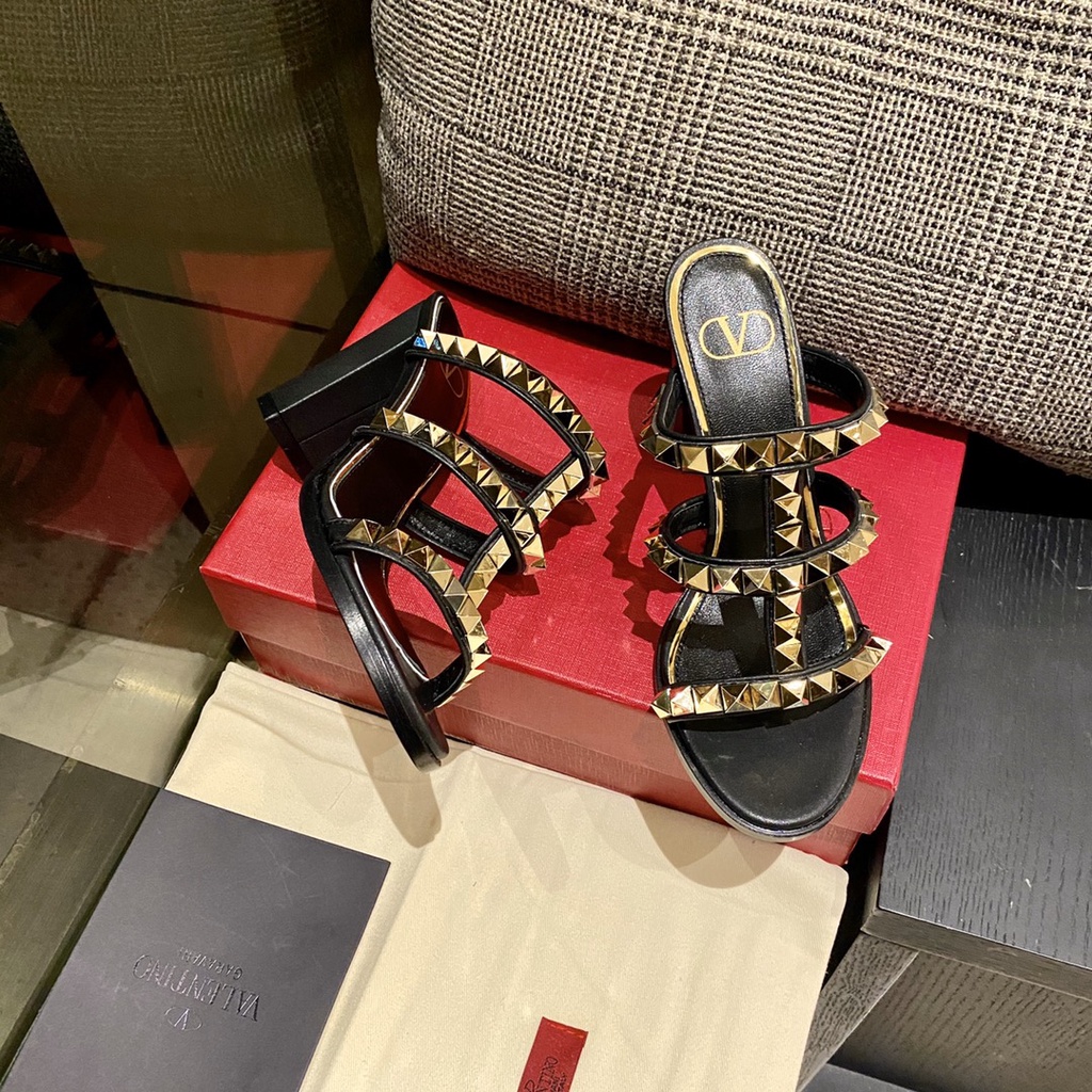 Xăng Đan Da Cừu Đính Đinh Tán Toàn Diện Kiểu Cổ Điển Valentino 2022