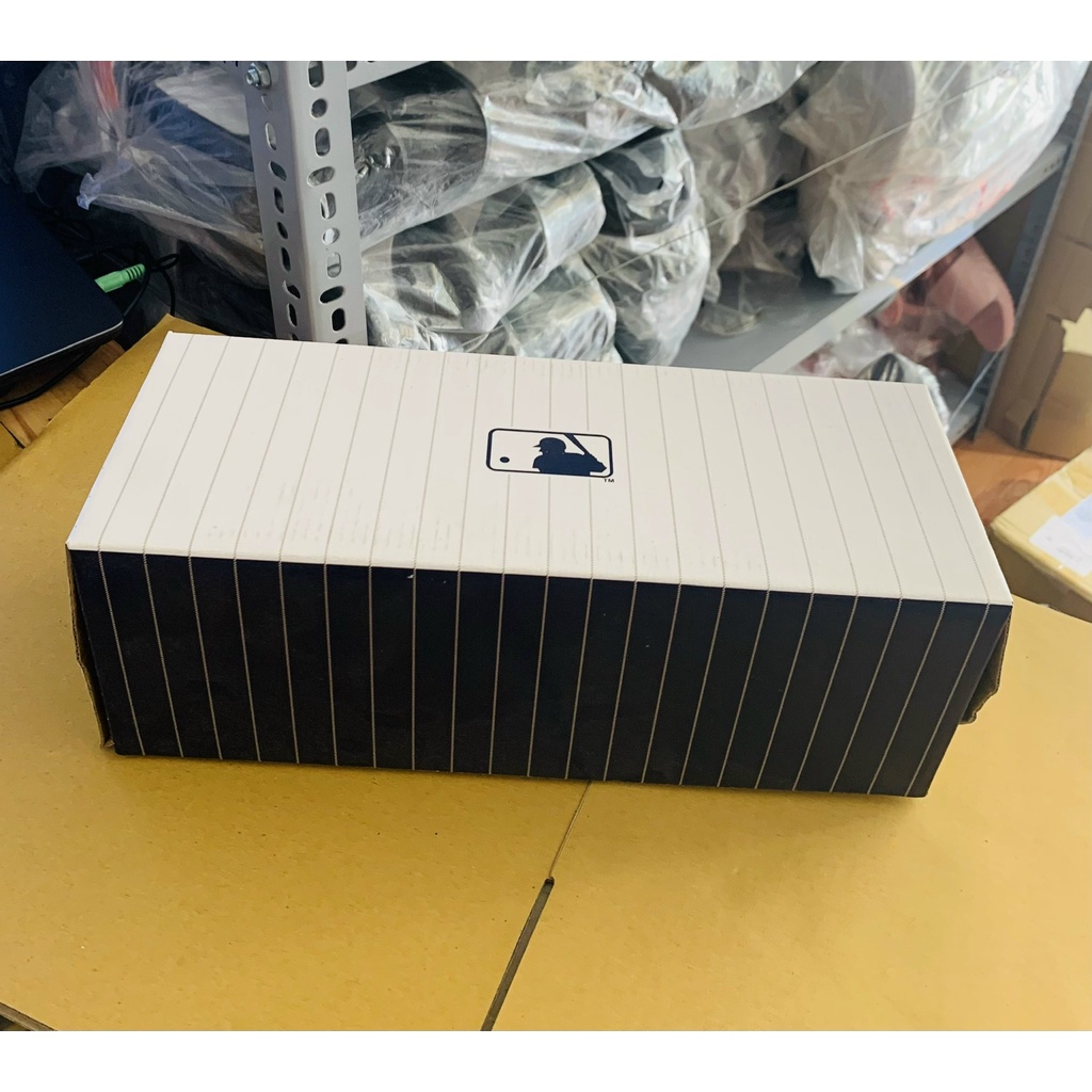 Hộp giày dép thương hiệu m.l.b