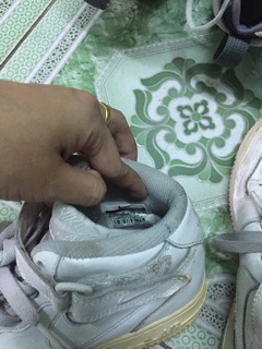 Giày sneakers