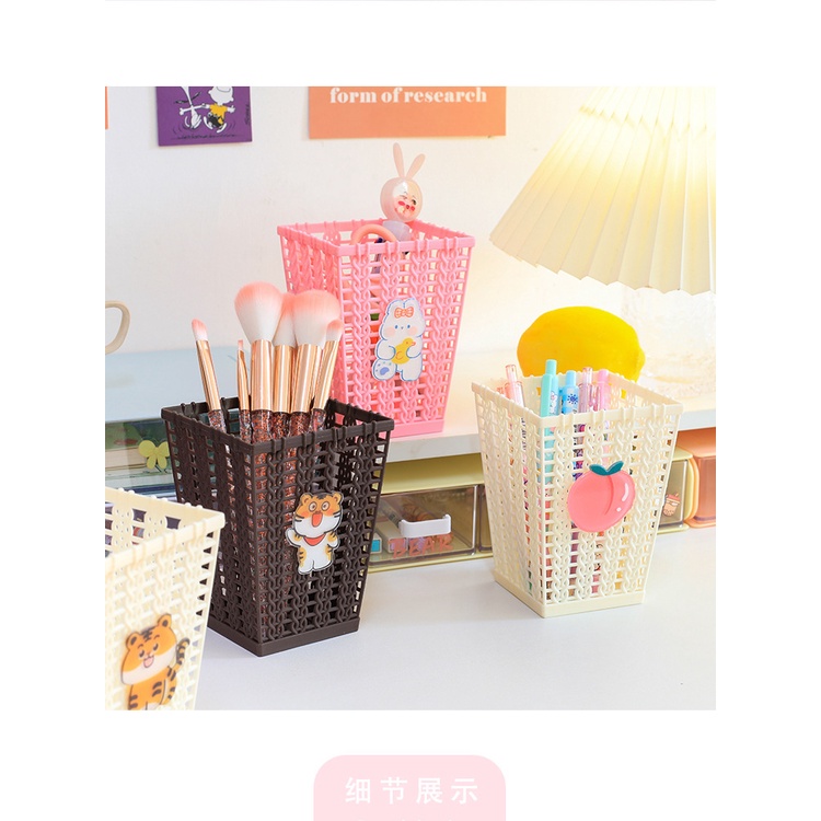 Giỏ cắm bút nhựa hình giỏ vuông màu hồng, tím, nâu gắn icon xinh xắn 12x6,5x6,5cm