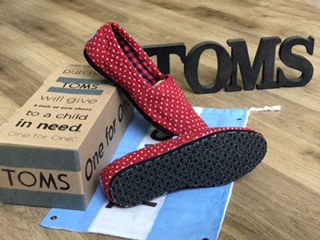 Giày Toms chấm bi đỏ