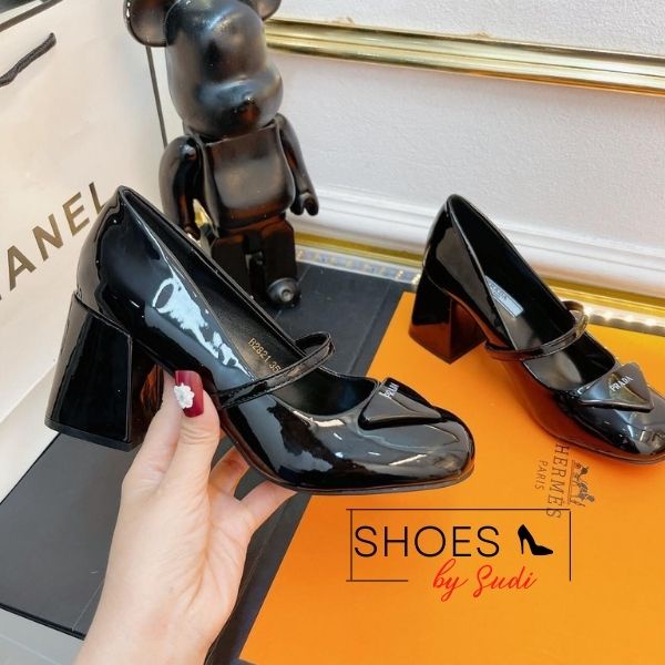 Giày cao gót p r.a đ.a đế vuông SUDI SHOES- SD037-BCF cao 7p bít mũi 2 màu trắng đen bóng dễ phối đồ
