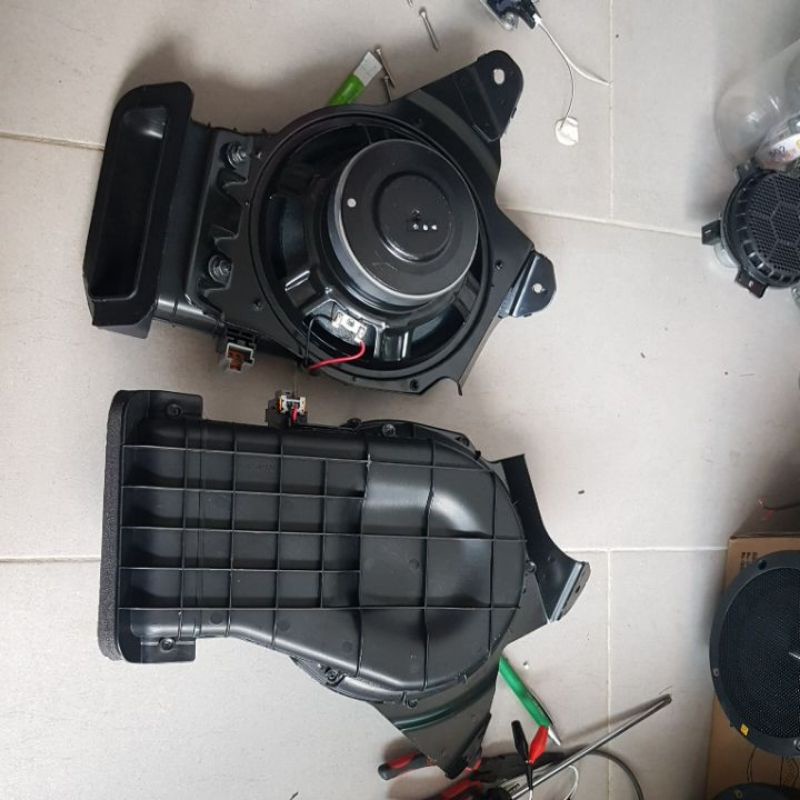 1 cái Sub hơi volvo cho hệ thông âm thanh ô tô size 250mm