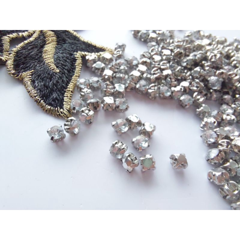 50 viên đá 4 chấu 4mm với hạt pha le nhân tạo