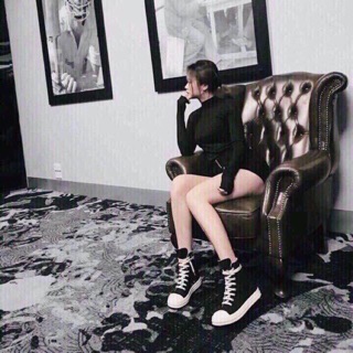 Giày sneaker cao cổ buộc dây