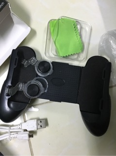 Tay chơi game kiềm nút
