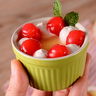 Chén sứ nhỏ đựng bánh tráng miệng