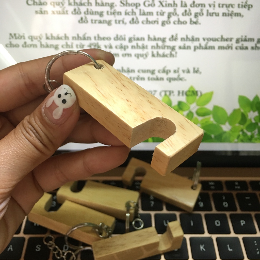 Móc khóa kiêm giá đỡ điện thoại bằng gỗ