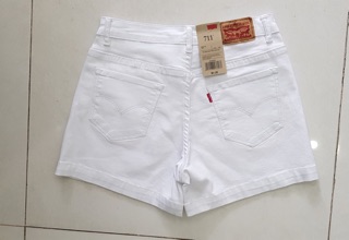 Quần short trắng mới dành cho nữ