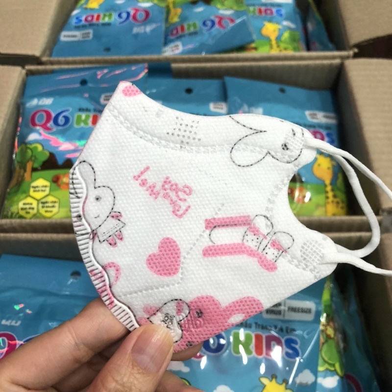 Khẩu trang 3D kháng khuẩn cho bé. Khẩu trang 3D Q6 kids cho bé 0-6 tuổi hoạ tiết sieu de thuong