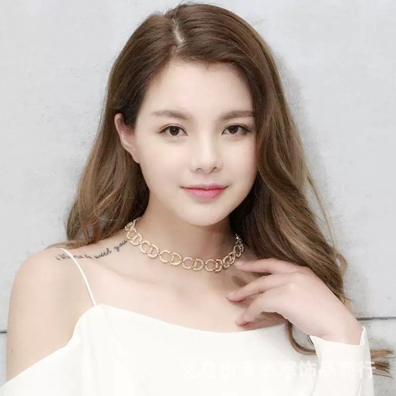 Vòng cổ chocker thương hiệu CD titan mạ vàng đính ngọc trai nhân tạo VCH28