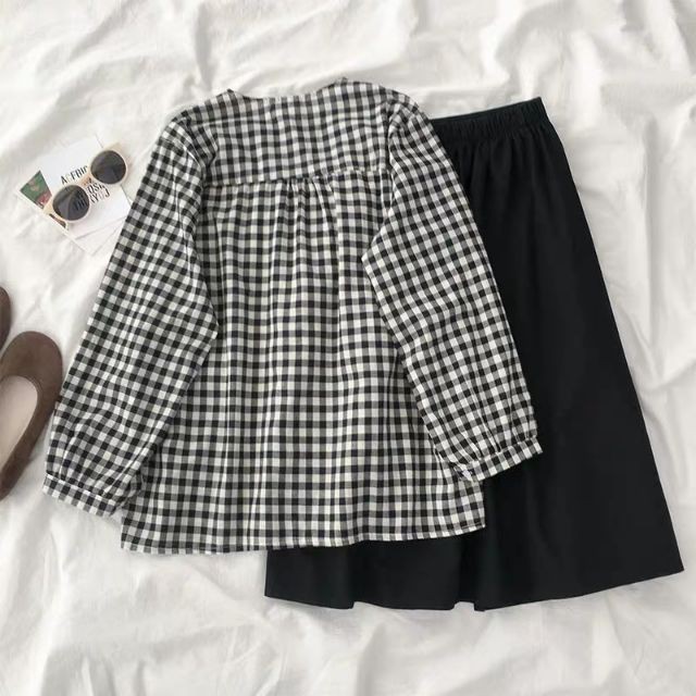 Set áo sơ mi kẻ caro đen trắng kết hợp chân váy đen cách điệu