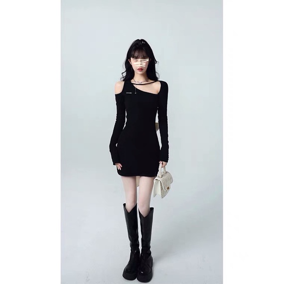 Đầm hở lưng buộc nơ khoét vai tay dài dáng ôm chéo dây cổ