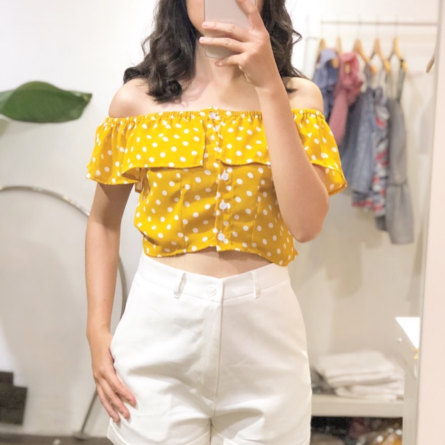 Áo bẹt vai vàng chấm bi