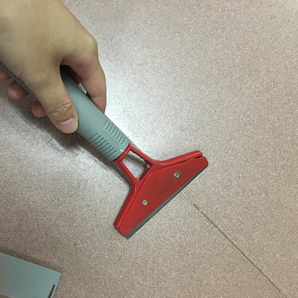 Dao cạo sủi vệ sinh sàn kính